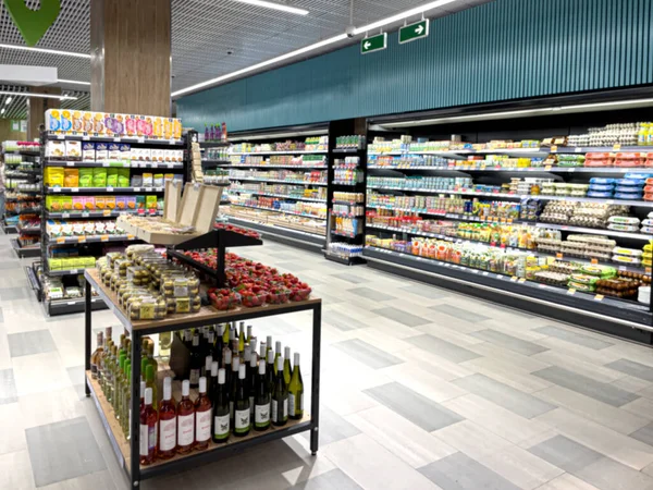 Супермаркеты Линзы Размывают Полки Торговом Зале Супермаркета — стоковое фото