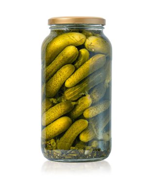 Kırpma yolu beyaz üzerine izole edilmiş cam salatalık konservesi.