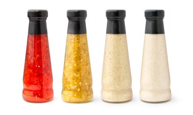 Beyaz arka planda izole edilmiş cam şişelerdeki barbekü sosları. 