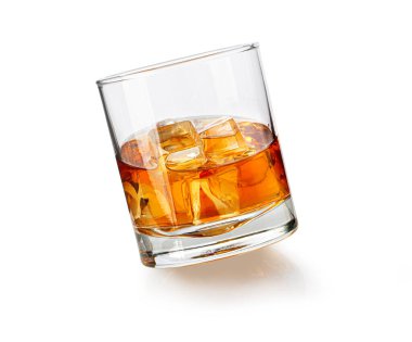 Beyaz arka planda buzlu viski bardağı ve kırpma yolu.