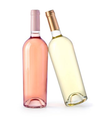 Ön manzara gül ve beyaz şarap boş şişeleri beyaz arka planda izole edilmiş.