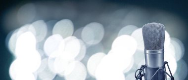 Bokeh ışıkları üzerinde stüdyo mikrofonu. Kopyalama alanı ile