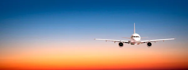 Een Passagiersvliegtuig Vliegt Tegen Achtergrond Van Zonsondergang Hemel Met Kopieerruimte — Stockfoto