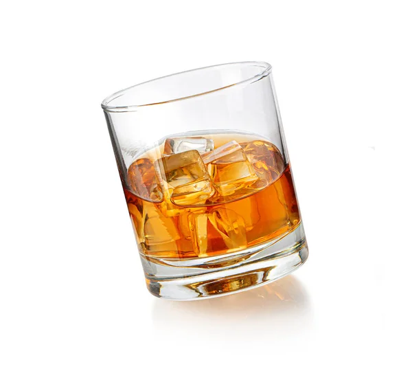 Whiskey Glas Mit Eis Auf Weißem Hintergrund Mit Clipping Pfad — Stockfoto