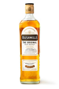 Anapa - Rusya - Mayıs 06.2022: Bir şişe Bushmills İrlanda viskisinin fotoğrafı. Eski Bushmills Damıtma Fabrikası, Kuzey İrlanda 'nın Bushmills kentinde bir damıtma tesisidir.