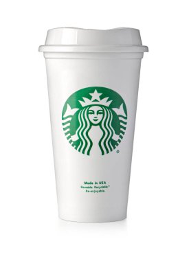 Chisinau, Moldova - 16 Ağustos 2021: Beyaz arka planda bir fincan Starbucks sıcak içecek kahvesi. Starbucks dünyanın en büyük kahve şirketi.