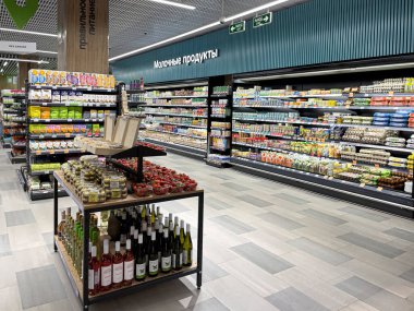 Anapa, Rusya 26 Mayıs 2022: Tabris süpermarketinin alışveriş salonundaki raflar