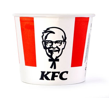Chisinau, Moldova 01 Eylül 2021: Bir kova KFC tavuğu. Başlangıçta Kentucky Fried Chicken, Harland Sanders tarafından kuruldu, fast food restoran zinciri şimdi Yum 'a ait! Damgalar.