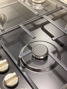  Ev mutfağında siyah metal mutfak sobası var. arkaplan gazı krizi