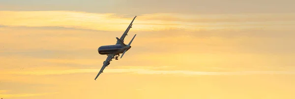 Αεροπλάνο Τοπίο Μεγάλο Επιβατικό Αεροπλάνο Πετά Στον Κίτρινο Ουρανό Στο — Φωτογραφία Αρχείου
