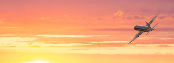 Самолёт Пейзаж Большим Пассажирским Самолетом Летит Драматическом Небе Красочном Закате — стоковое фото
