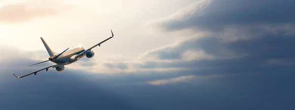 Gün Batımında Bulutların Arasından Uçan Uçaklar — Stok fotoğraf