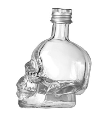 Kafatası şeklinde cam şişe beyaz arka planda izole edilmiş ve kırpma yolu var.