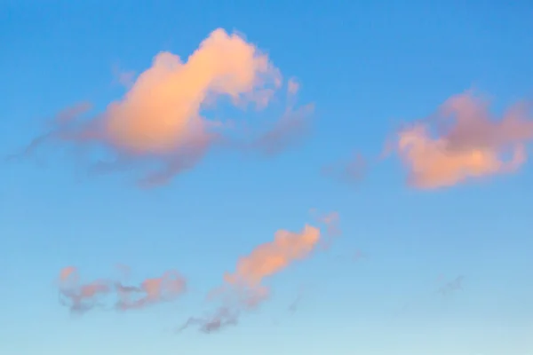 Одинокие Облака Голубом Небе Полосой Облаков Закате — стоковое фото