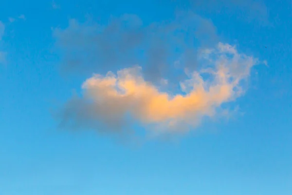Awan Kesepian Langit Biru Dengan Sehelai Awan Saat Matahari Terbenam — Stok Foto