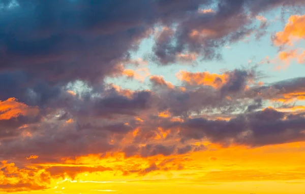 Ogromny Widok Zachód Słońca Zachód Słońca Niebo Kolorowymi Dramatycznymi Chmurami — Zdjęcie stockowe