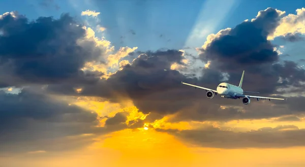 Het Vliegtuig Lucht Stijgt Achtergrond Van Zonsondergang — Stockfoto