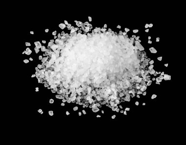 deniz tuzu siyah arka plan üzerine bir yığın.