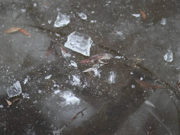 Gebrochene Eisbrocken auf einem zugefrorenen Fluss — Stockfoto