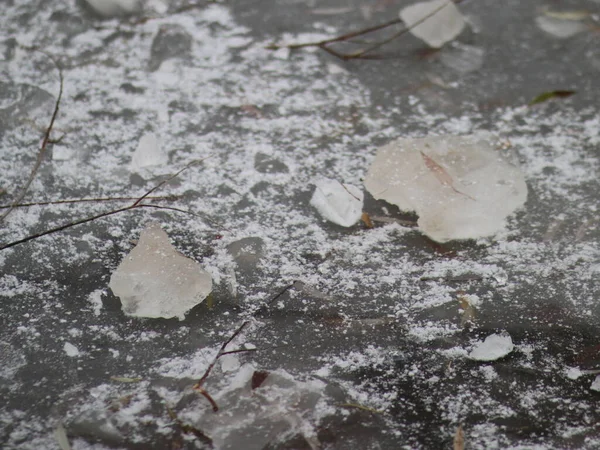 Morceaux de glace cassés sur une rivière gelée — Photo