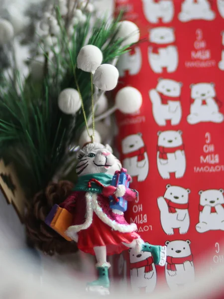 クリスマスのおもちゃ虎とボトルはトウヒの足にぶら下がっています — ストック写真