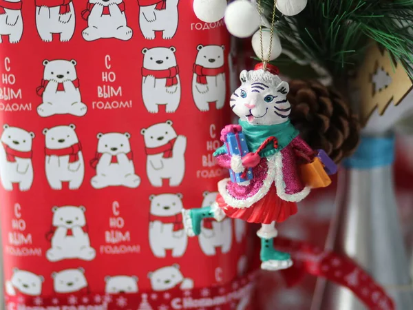 Natal brinquedo tigre com uma garrafa pendurada em uma pata de abeto — Fotografia de Stock