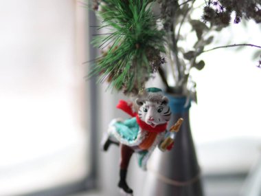 Noel oyuncağı kaplan ve ladin pençesinde asılı bir şişe