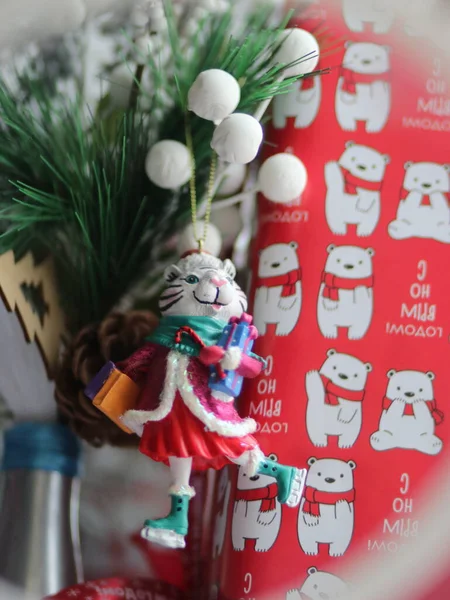 Tigre de juguete de Navidad con una botella colgando de una pata de abeto — Foto de Stock