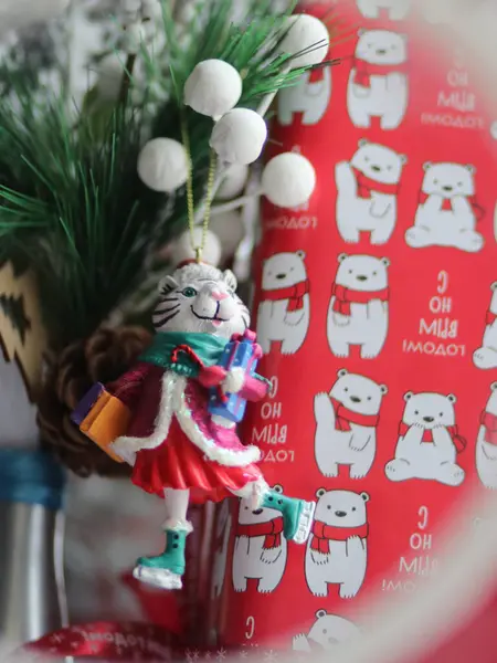 Natal brinquedo tigre com uma garrafa pendurada em uma pata de abeto — Fotografia de Stock