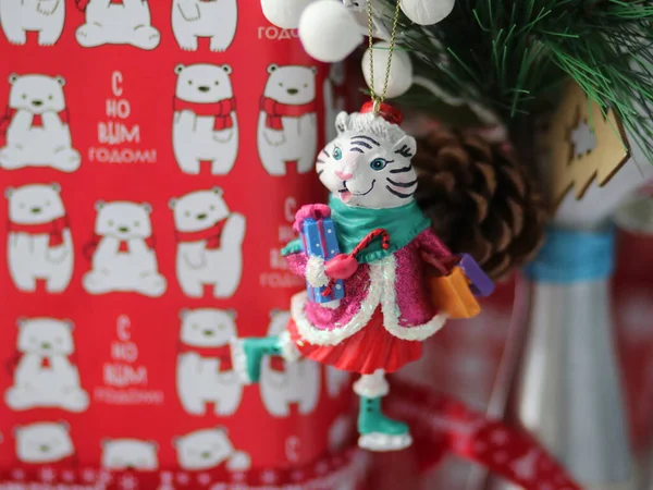 Kerst speelgoed tijger met een fles opknoping op een sparren poot — Stockfoto