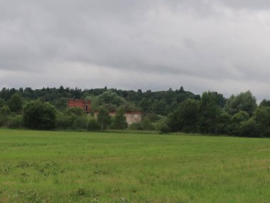 Çimen tarlasının üstünde bir işaret.