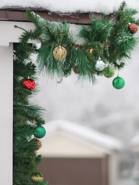 Decorado con guirnalda de Navidad esquina de la casa — Foto de Stock
