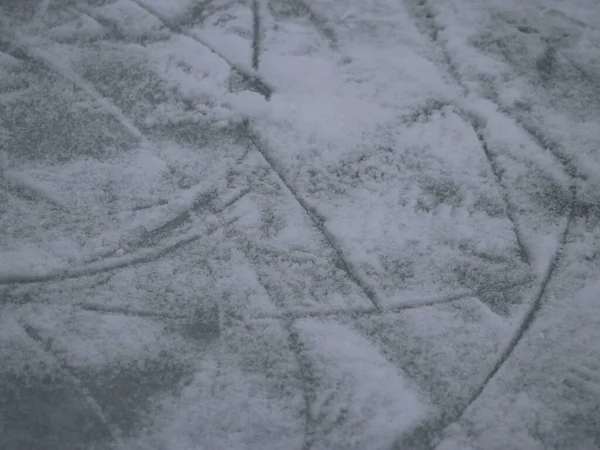 Skatesporen op ijs uit de sneeuw — Stockfoto