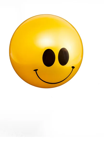 Счастливое лицо мяч на белом — стоковое фото