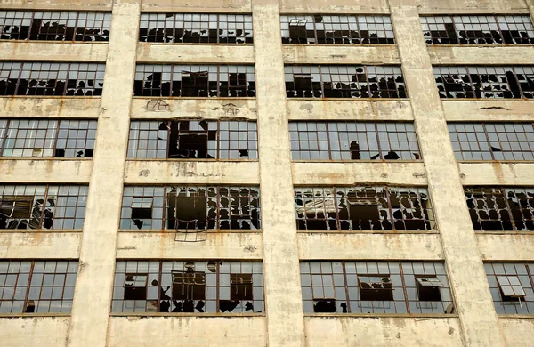 Oude fabrieksramen — Stockfoto