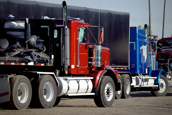 Transporte por caminhão semi — Fotografia de Stock
