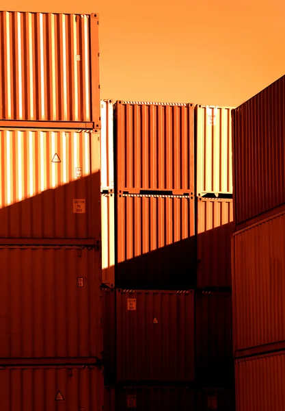 Lagrede containere i havnen – stockfoto