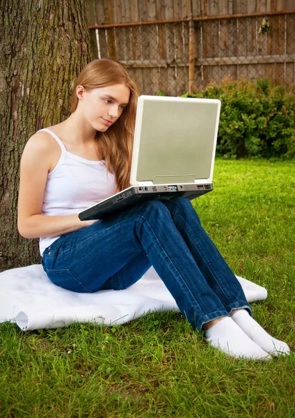 Adolescente menina no laptop ao ar livre — Fotografia de Stock