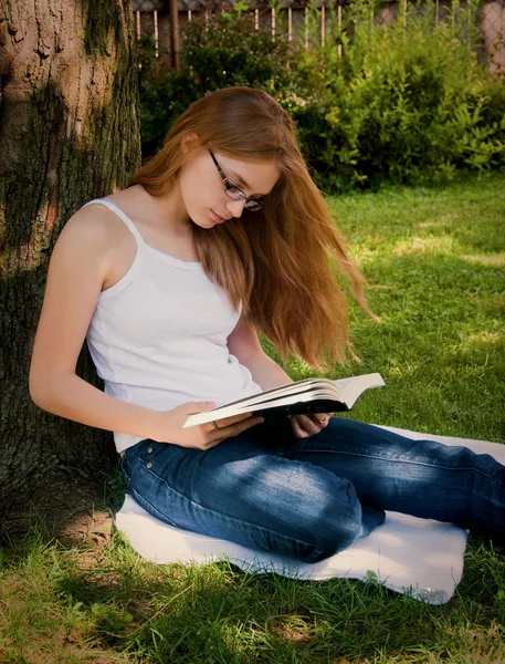 Chica leyendo la Biblia — Foto de Stock