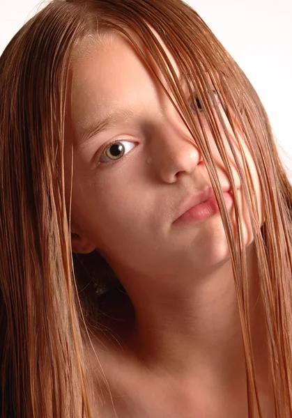 Rubia chica consiguiendo corte de pelo —  Fotos de Stock