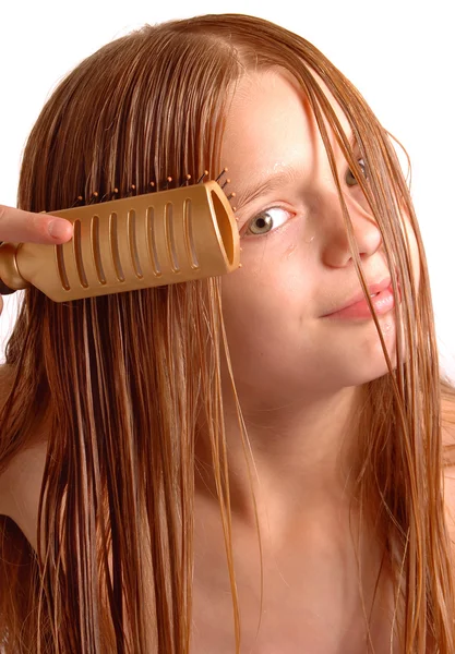 Menina loira recebendo corte de cabelo — Fotografia de Stock