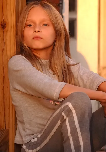 Pre adolescente chica en el porche delantero —  Fotos de Stock