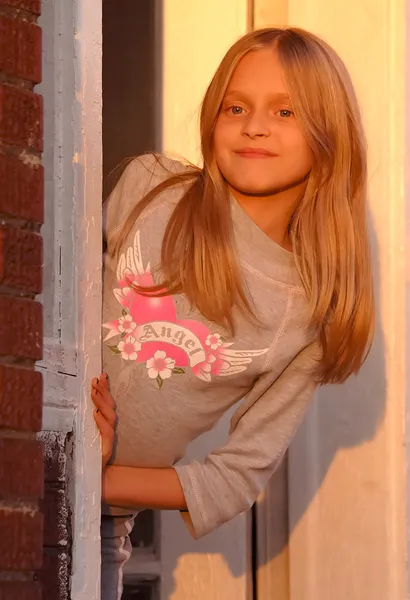 Pre teen holka na verandě — Stock fotografie