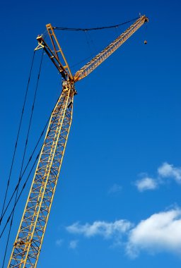yükselen inşaat vinç bomları