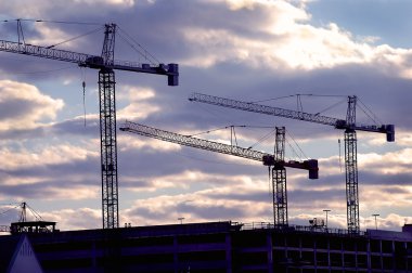 yükselen inşaat vinç bomları