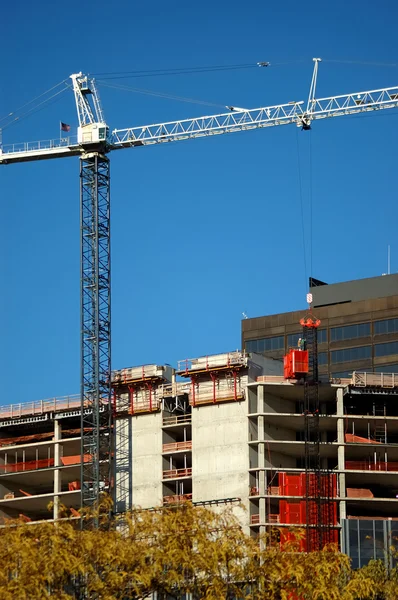 高くそびえる建設クレーン ブーム — ストック写真