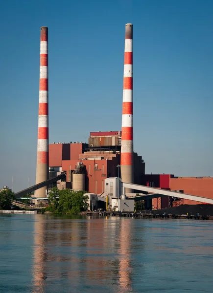 Centrale électrique alimentée au charbon — Photo