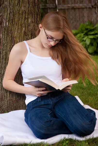 Teen Girl Reading in yard — Stock Photo, Image