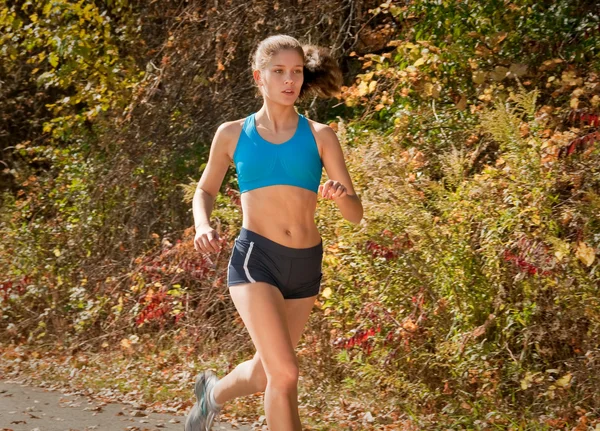 Kadın fitness runner Park — Stok fotoğraf