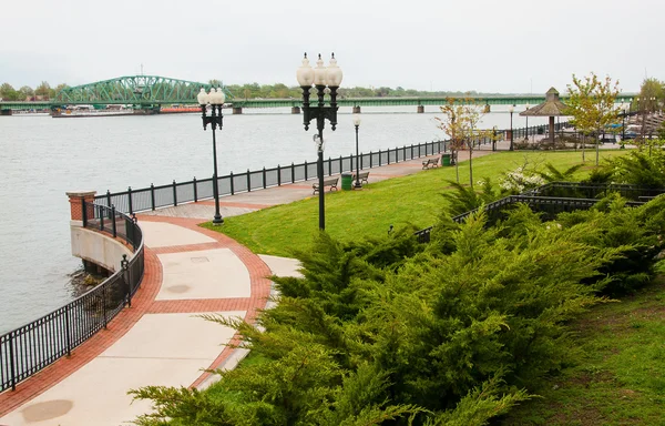 nehir kenarında park